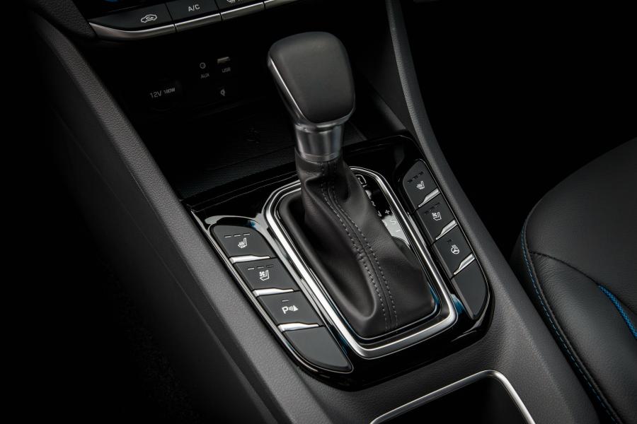 Детали интерьера Hyundai IONIQ plug-in hybrid (AE) 2017 года  (UK) (фото 29 из 34)